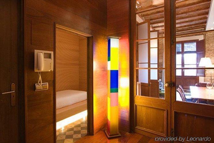 Apartamentos La Casa De Les Lletres Барселона Стая снимка